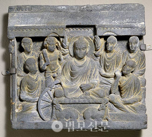 석가모니 부처님이 녹야원에서 다섯 비구에게 최초로 법을 설하는 모습을 표현한 부조. 2~3세기 간다라.