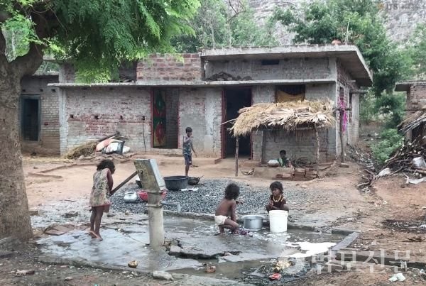 둥게스와리 마을 전경. 핸드 펌프가 설치돼 있다. 사진출처=JTS 홈페이지.