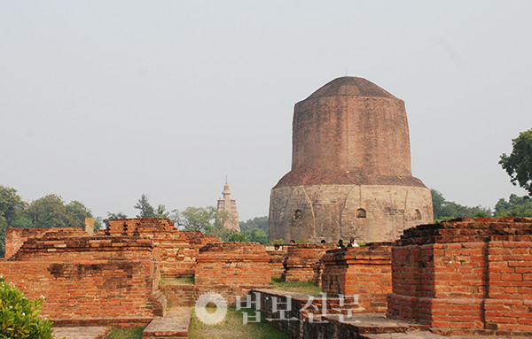 인도 바라나시에 있는 초전법륜지 사르나트에 세워진 다메크 대탑.