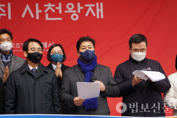 김영배(우측에서 두 번째) 더불어민주당 의원이 최근 전통사찰 토지에 부과되던 종부세 부담을 완화하는 지방세법 개정안을 대표 발의했다.