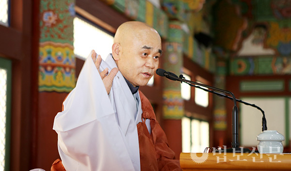 금정총림 범어사 주지 경선 스님은 “‘화엄경’의 그 많고 많은 말씀이 ‘그 마음을 잘 쓰라’고 가르치는 것”이라며 수행과 정진으로 평상심을 잘 사용할 것을 당부했다.