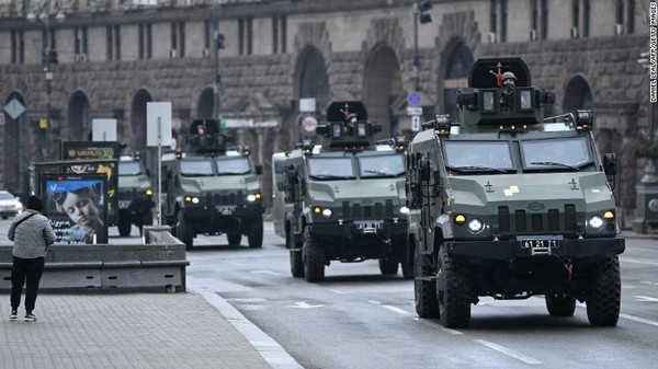 우크라이나 군용 차량이 키예프 중심부의 독립 광장을 지나 이동하는 모습. 출처=CNN