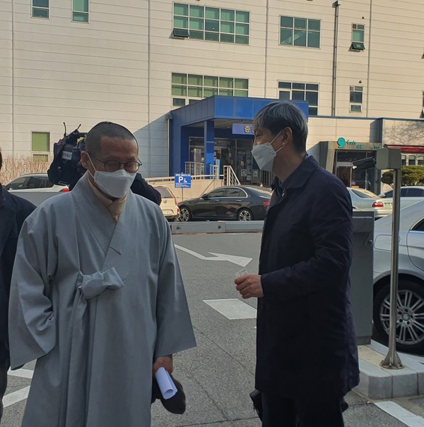 이찬진 나눔의집 이사장 직무대행이 감사 우봉 스님과 이야기를 나누고 있다.