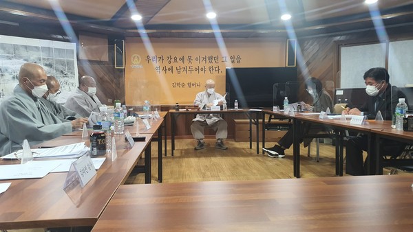 임시이사 4명이 자리를 떠남에 따라 상임이사 직무대행 혜일스님이 임시의장을 맡아 회의가 속행됐다.