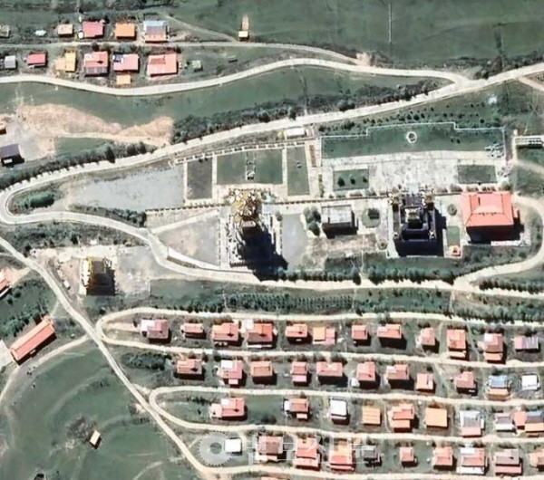 2019년 10월3일 촬영된 차낭 수도원 위성사진. 우뚝 서있는 불상을 볼 수 있다. RFA캡처.