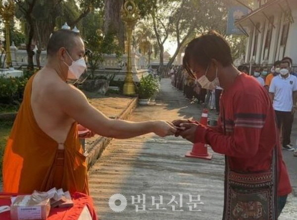 복권에 당첨된 스님이 사람들에게 돈을 나눠주는 모습. ‘타이거’ 캡처.