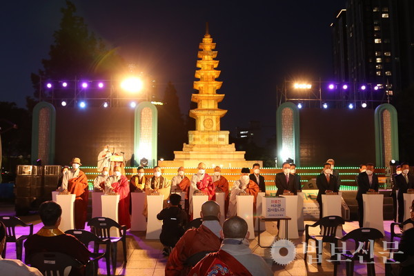 지난해 송상현광장에서 개최된 부산연등문화제. 법보신문 자료사진.