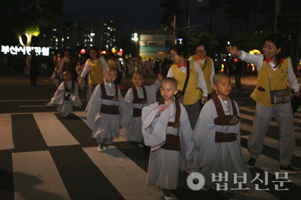 지난 2019년 부산시민공원 일대에서 개최된 부산연등회. 법보신문 자료사진.