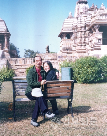 2003년 인도순례 중 고 홍윤식 동국대 명예교수와 고 조명렬 중앙승가대 교수가 함께 찍은 사진.
