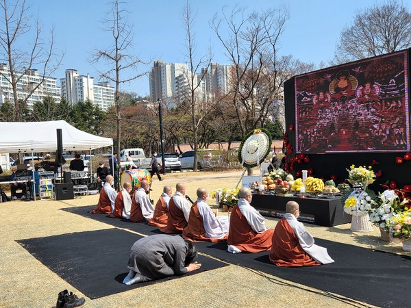 사노위 스님들이 추모염불을 진행하는 내내 함께 절을 하며 마음을 보탠 현승은(55) 4·3유족청년회 회원.