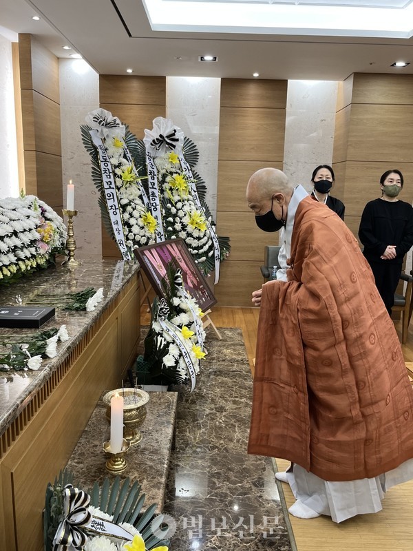 군종교구장 선일스님이 4월7일 서울 아산병원 빈소를 방문해 조문하고있다.