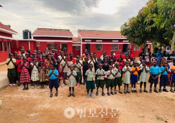 평화학교에서 공부하는 우간다 어린이들. 