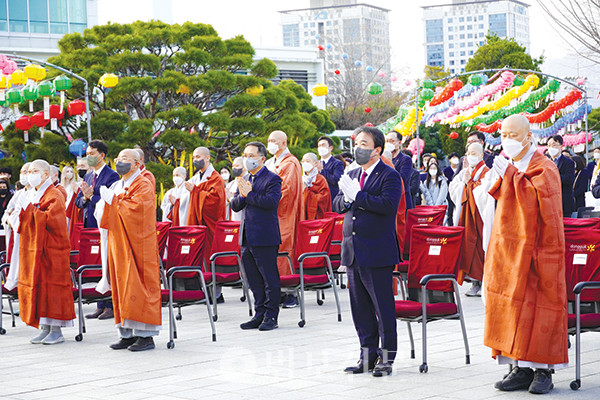 4월6일 동국대 팔정도에서 봉행된 불기 2566년 부처님오신날 연등 점등식 모습.
