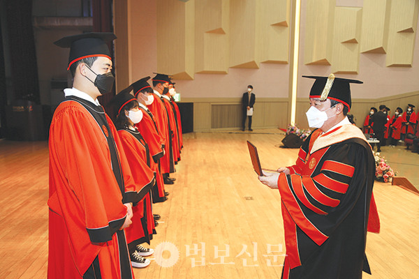 동국대는 한국의 전통미와 동국대만의 특성을 반영한 새로운 학위복을 제작해 올해 학위수여식부터 사용하고 있다.