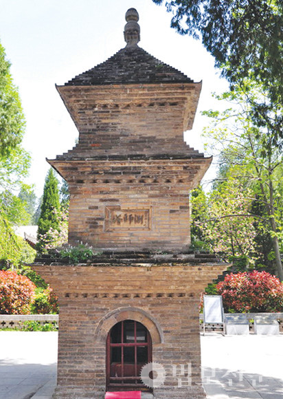 중국 시안 근교 흥교사에 세워진 원측의 승탑.