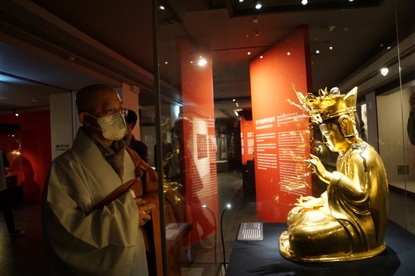 불교중앙박물관장 탄탄 스님이 성보문화재를 둘러보고 있다.