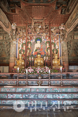 범어사 대웅전 내부.