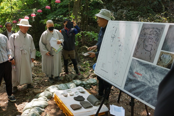 김진덕 불교문화재연구소 팀장이 유물에 대한 설명을 하고 있다.
