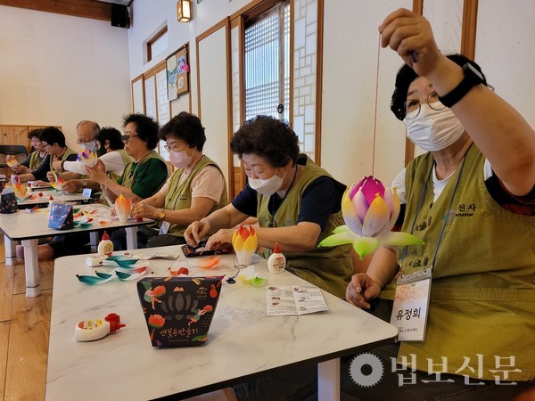 한국불교문화사업단이 올해 템플스테이 20주년을 기념행사의 일환으로 5월25~26일 남양주 봉선사에서 ‘어르신을 위한 템플스테이’를 개최했다.