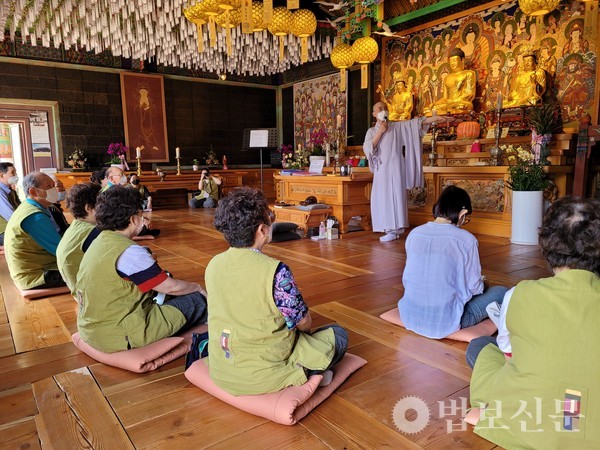 봉선사 템플스테이 지도법사 탄현 스님이 어르신들에게 봉선사의 역사와 도량을 안내하고 있다.