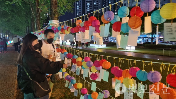 2566부산연등축제 중 송상현광장에서 개최된 부산연등문화제의 소원등 달기.