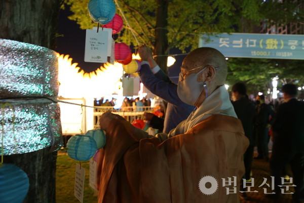 2566부산연등축제 중 송상현광장에서 개최된 부산연등문화제의 소원등 달기.