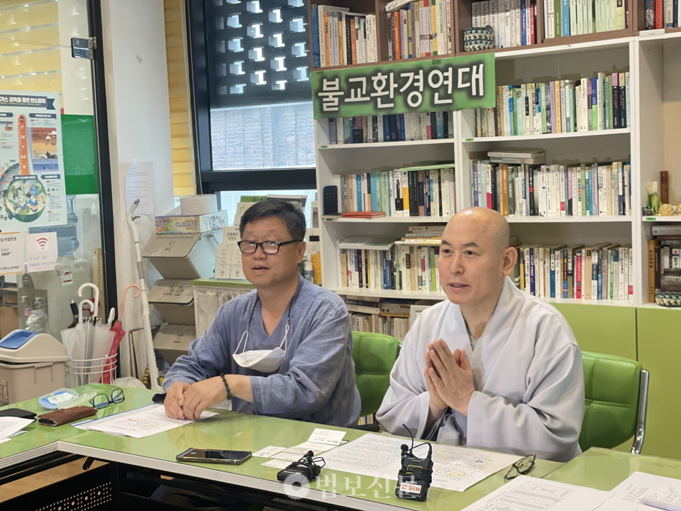 (사)한국불교종단협의회 부설 법음을 전하는 사람들의 모임 풍경소리 대표이사 목종 스님과 이용성 사무총장.