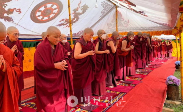 6월21일 부탄 파로마을 람탕카 불교사찰에서 부탄 불교계 최고 지도자 제 켄포가 직접 144명의 티베트불교 여성 출가수행자들에게 비구니계를 수계했다. [페이스북 캡처]