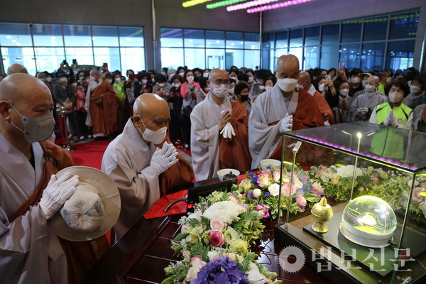 박물관 내 중정에서는 범어사 대웅전 영산회상도에서 발견된 사리 친견도 가능하다. 법보신문 자료사진.