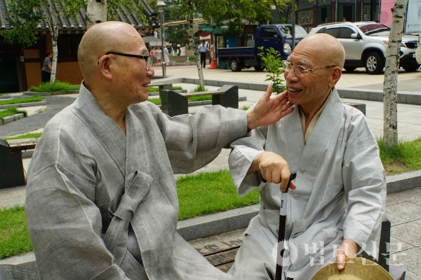 1994년 개혁회의로부터 멸빈의 징계를 받은 종원 스님(좌측)과 원두 스님이 2015년 서울 조계사 인근에서 만나 서로의 안부를 물었다. [법보신문 DB]