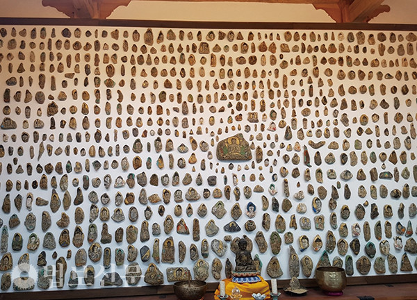 해남 미황사의 자하루 미술관. 다양한 모습의 부처님이 돌조각에 그려져 작품으로 걸려 있다.