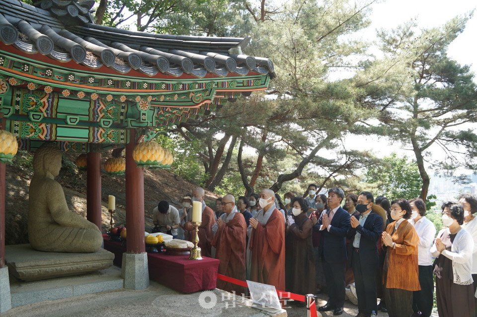 서울 조계사가 6월14일 오전 청와대 부처님을 찾아 친견 법회를 열었다. 