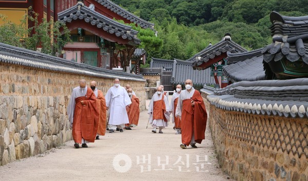 범어사 방장 지유 스님을 비롯해 임회 위원스님들이 임회 장소인 경내 휴휴정사로 이동하는 모습.