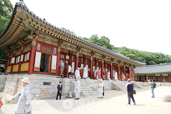 임회가 열린 범어사 휴휴정사.