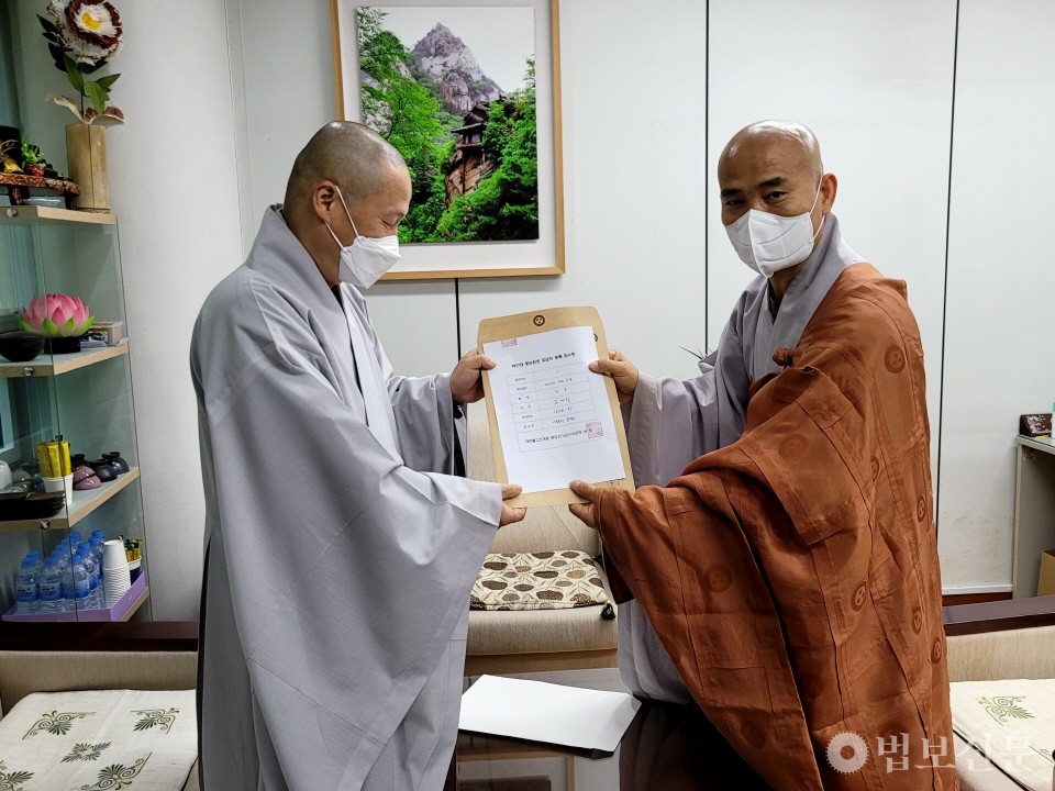 조계종 전 교육원장 진우 스님이 8월9일 제37대 총무원장 선거에 출마했다. 후보대리인 원명 스님이 후보서류를 접수하고 중앙선관위 사무처장 우봉 스님으로부터 접수증을 받고 있다.