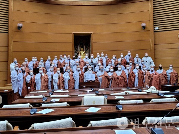 조계종 중앙종회 종책모임 화엄·무량·법화·금강회와 비구니 종회의원들은 이날 오전 서울 한국불교역사문화기념관 국제회의장에서 기자회견을 열어 “총무원장으로 출마한 진우 스님을 지지한다”고 공식 밝혔다.