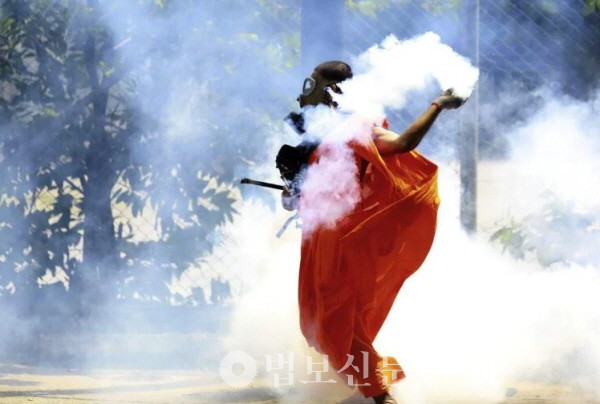 스리랑카 시위에 참여중인 스님. [RNS 캡처]