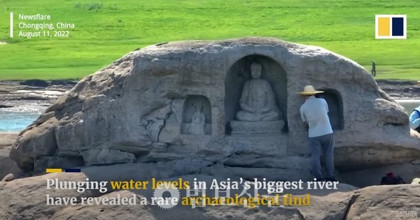 가뭄으로 수위가 낮아진 양쯔강에서 불상 3구가 발견됐다. [SCMP 유튜브 캡처]
