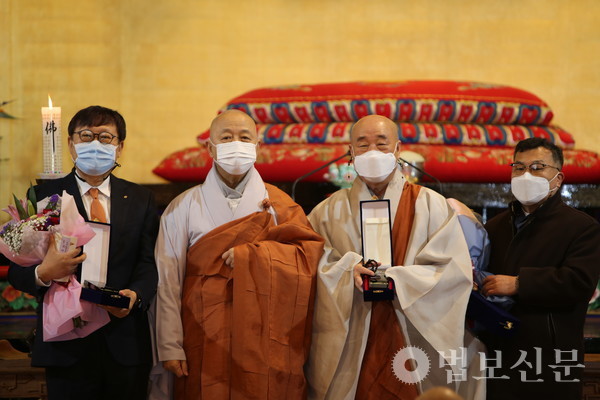 지난해 12월14일 통도사 설법전에서 개최된 제9회 영축문화대상 시상식.