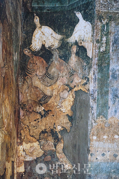 아잔타 석굴 17굴 모서리 벽의 함사 본생. 날아가는 거위들의 모습이 역동적으로 그려져 있다. 
