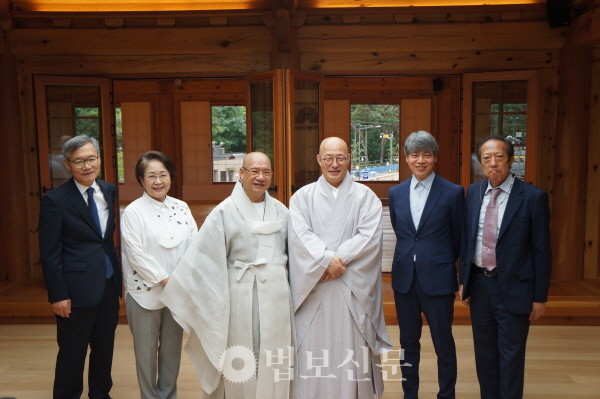 사진 오른쪽부터 이선재 BBS사장, 김형규 법보신문 대표, 제37대 총무원장 당선인 진우 스님, 불교신문사장 현법 스님, 구본일 BTN불교TV 대표이사, 구태서 현대불교신문사장.