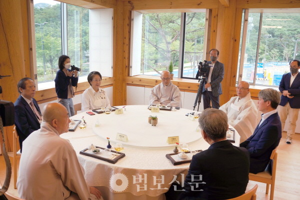 오찬 전 교계 언론사 대표들과 차담을 나누는 진우 스님.