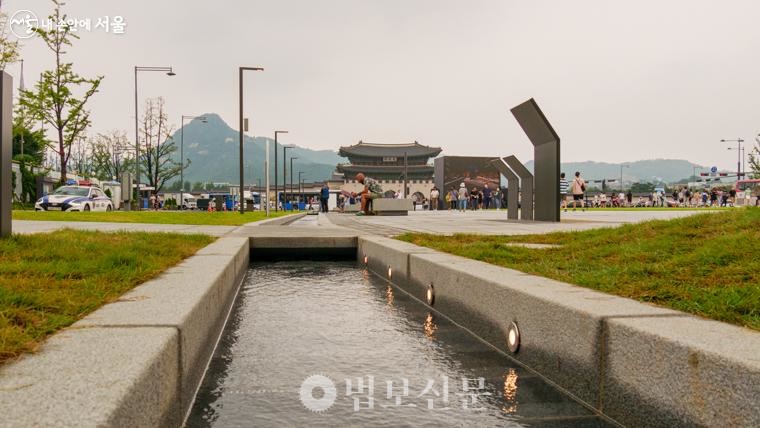 정부종합청사 앞 육조마당에서 시작한 ‘역사물길’이 마치 역사를 이야기하듯 흐르고 있다. [서울시]