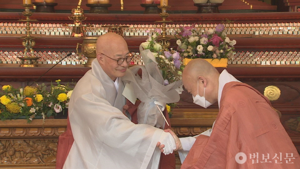 불갑사 주지 만당 스님이 9월2일 서울 조계사에서 37대 총무원장 당선인 진우 스님에게 꽃다발을 건네며 축하하고 있다. 