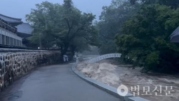 9월6일 새벽 태풍 힌남노 영향으로 폭우가 쏟아지면서 수량이 급속히 불어난 통도사 계곡. 통도사 SNS밴드 화엄의 숲 캡쳐화면.