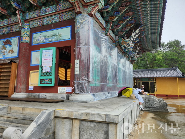 해동용궁사는 대웅전 전면에 비닐 보호막을 설치해 대웅전 안으로 비바람이 몰아칠 수 있는 상황을 원천봉쇄했다.