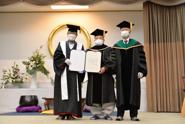 사진은 왼쪽부터 박맹수 원광대 총장, 원행 스님, 송호준 대학원장.