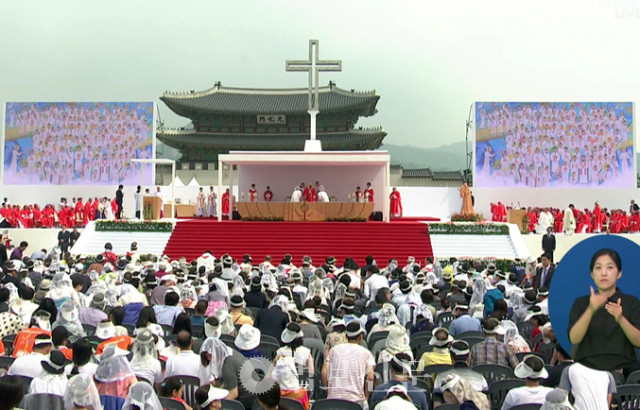 프란치스코 가톨릭교 교황이 2014년 광화문 광장에서 개최한 시복식. TV장면 캡처.