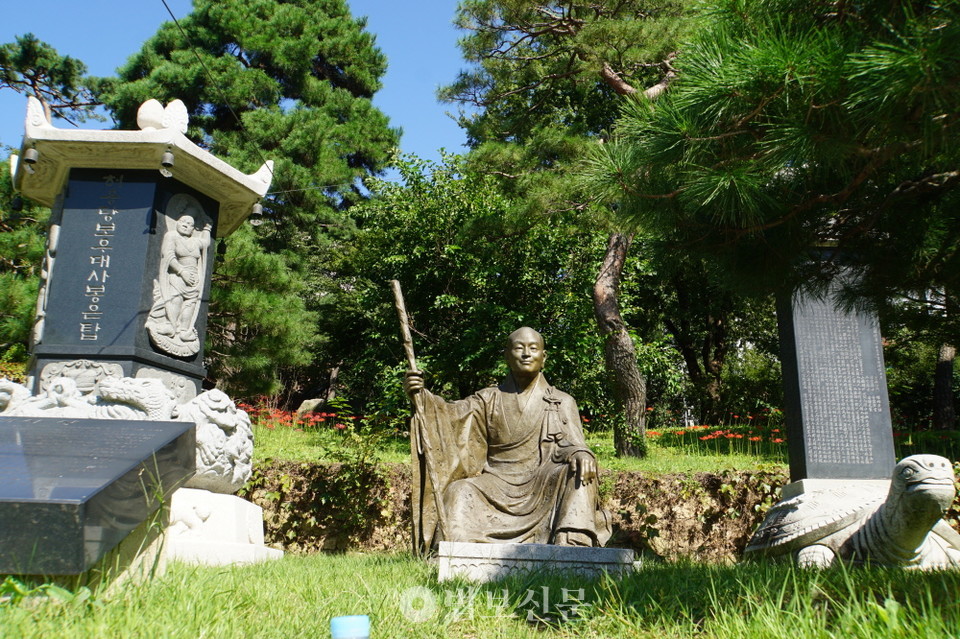 봉은사 경내 보우 스님 동상과 탑비. 