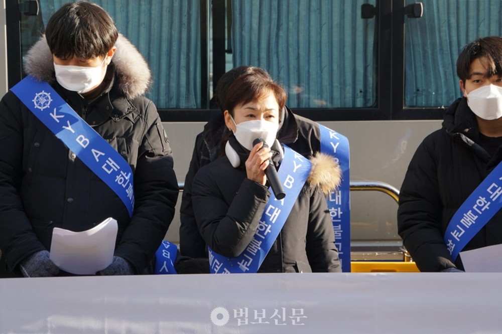 올해 1월 더불어민주당사 앞에서 열린 대불청 집회에서 장정화 회장이 발언하고 있다.